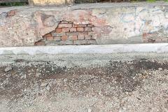 «Проектное решение». В Нижнем Тагиле при ремонте улицы уложили бордюры вдоль забора