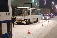В центре Екатеринбурга столкнулись два пассажирских автобуса