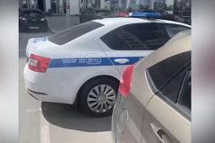 В Екатеринбурге сотрудник ГИБДД бросил авто с мигалками, ради обеда