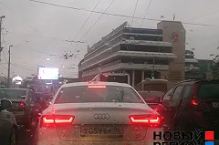Центр Екатеринбурга из-за обесточенных светофоров застрял в пробках