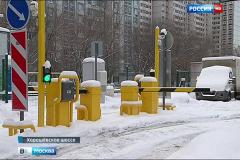 Во дворах спальных районов Москвы начали появляться платные парковки
