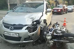 В Екатеринбурге мотоциклист влетел в Mazda