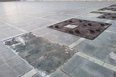 В Екатеринбурге неизвестные отодрали чугунные плиты на Плотинке