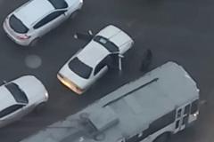 В центре Екатеринбурга неадекватные люди бегали за автомобилями и пытались залезть внутрь