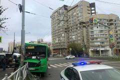 Пострадали 11 человек: в Екатеринбурге автобус врезался в столб