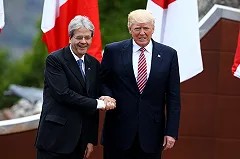 Пескова поставили в тупик вопросом о подготовке к рукопожатию с Трампом