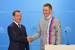 Медведев отдал ключи от BMW олимпийского призера другому спортсмену