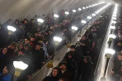 Пассажиры 3 часа ждали эвакуации из застрявших в московском метро поездов