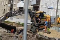 На екатеринбургской стройке в яму провалился экскаватор — видео