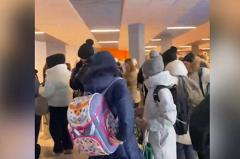 В Екатеринбурге на входе в школу из-за новых правил собираются толпы из детей и родителей