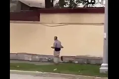 Мужчина, совершивший поджог военкомата в Екатеринбурге, попал на видео