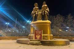 В Екатеринбурге к памятнику Татищеву и де Геннину прикрутили огромную Конституцию — фото