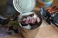 На мясокомбинате закатывали гаджеты в банки с тушенкой для передачи в тюрьму