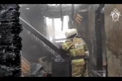 СКР показал, что осталось от сгоревшего общежития лесопилки, в котором погибли 11 человек