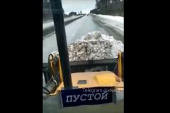 ГИБДД нашли тракториста-мстителя, засыпавшего снегом дорогу к камере на трассе