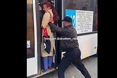 В Екатеринбурге водителю пришлось самостоятельно заталкивать людей в автобус