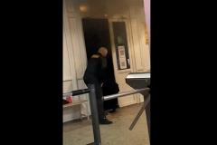Студентка бросила «коктейль Молотова» в избирательный участок в Асбесте (ВИДЕО)