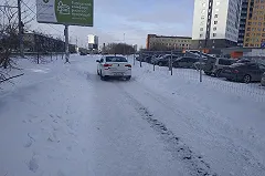 «Не первый раз ездит по тротуару». На Уктусе водителю такси стало лень выезжать на проезжую часть