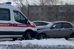 В Екатеринбурге машина скорой лоб в лоб столкнулась с иномаркой