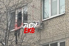 На Уктусе мужчина выломал стеклопакет и упал вниз с третьего этажа