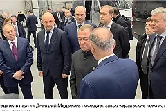 Дмитрий Медведев по приезде в Екатеринбург посетил завод «Синары»
