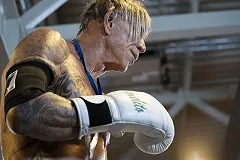 Микки Рурк нокаутировал соперника во втором раунде