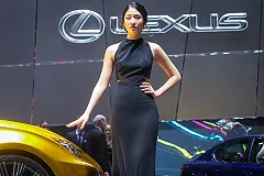 В Екатеринбурге в автосалоне на Металлургов сгорели шесть машин марки Lexus