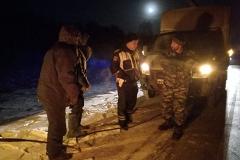 Полицейские Тугулыма помогли замерзающему на трассе водителю из Екатеринбурга