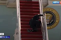 В Белом доме объяснили падение Байдена при подъеме по трапу самолета