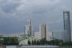 В Екатеринбурге перед ЧМ-2018 гранитную набережную закрашивают серой краской