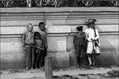 Загадочную девочку-фантом обнаружили на старинных фотографиях Красноярска