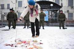 В консульстве России в Одессе заявили о выброшенных радикалами цветах