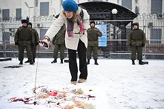 В консульстве России в Одессе заявили о выброшенных радикалами цветах