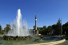 Туристы из России защитили от вандалов памятник советским воинам в Вене