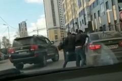 В столице Урала водители устроили драку посреди дороги