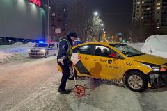 На Большакова таксист насмерть сбил курьера доставки на велосипеде