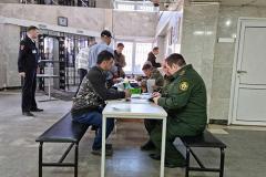 В торговых центрах Екатеринбурга силовики вручили мигрантам повестки в военкомат