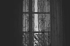 Несут гвоздики: екатеринбуржцы рассказали о выпавшем на Татищева из окна человеке