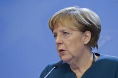 Журнал Spiegel поместил на обложку Ангелу Меркель в окружении нацистов