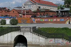 В Екатеринбурге рабочие сачками и руками чистят Исеть от мусора