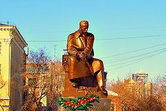 День Радио: В Екатеринбурге радиофаковцы до блеска вымыли памятник Попову