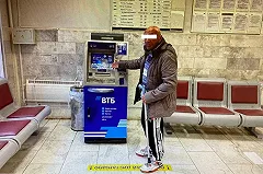 Пьяный уралец пытался камнем сломать и ограбить банкомат