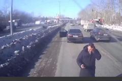Дальнобойщики побили в Екатеринбурге водителя Camry за опасный маневр (ВИДЕО)