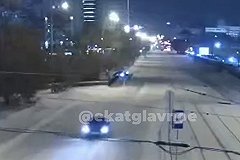 В центре Екатеринбурга развалился забор у моста через реку из-за дрифтовавших иномарок