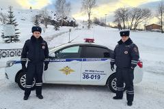Сотрудники ГИБДД Нижнего Тагила спасли семью, застрявшую на трассе в мороз