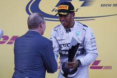 Британец Льюис Хэмилтон выиграл первый в истории «Гран-При России» в «Формуле-1»