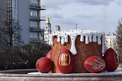 Жители Екатеринбурга, отмечая Пасху, растащили на куски гигантский кулич