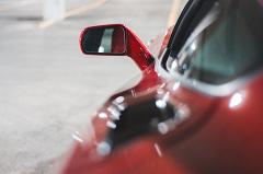 В Екатеринбурге автоворы отпилили зеркала у элитного Mercedes