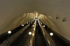 Пьяный сотрудник разбился в московском метро, катаясь на эскалаторе