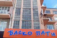 Кусок облицовки упал со старого здания на улице Вайнера перед входом в магазин